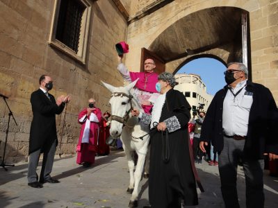 El nuevo Obispo cumple la tradición a lomos de una mula blanca