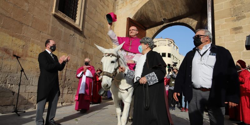 El nuevo Obispo cumple la tradición a lomos de una mula blanca