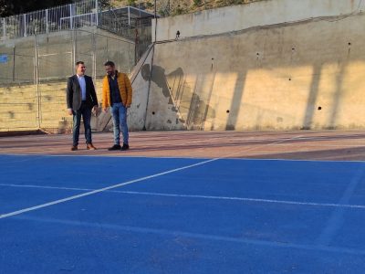 Redován crea la primera pista de pádel municipal en el polideportivo
