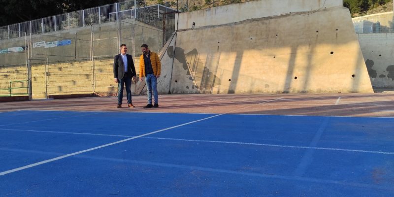 Redován crea la primera pista de pádel municipal en el polideportivo