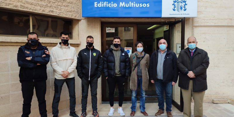 La Concejalía de Emergencias del Ayuntamiento de Orihuela, que dirige el edil Víctor Valverde, recibió días atrás a cuatro alumnos del Grado Medio en Emergencias y Protección Civil, que están realizando sus estudios en el Instituto Superior de Formación profesional “Claudio Galeno”