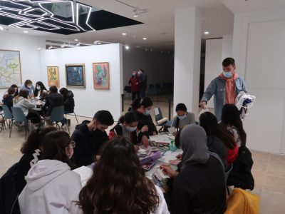 Alumnos del IES Azud de Alfeitamí vistan la Sala de Exposiciones de Almoradí