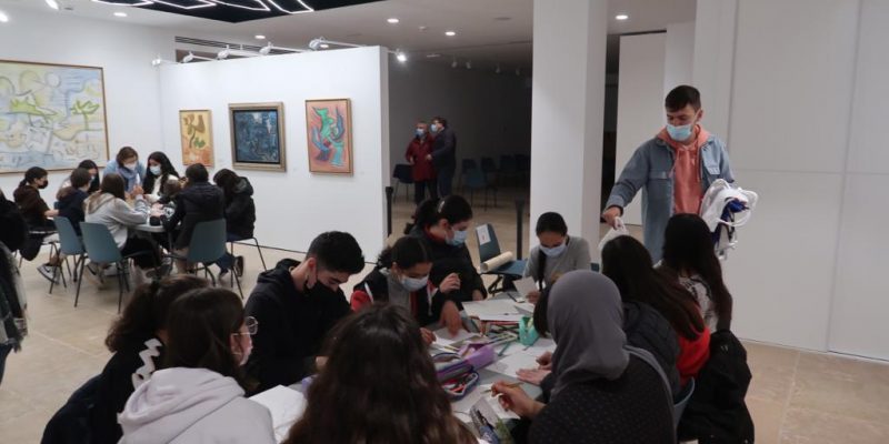 Alumnos del IES Azud de Alfeitamí vistan la Sala de Exposiciones de Almoradí