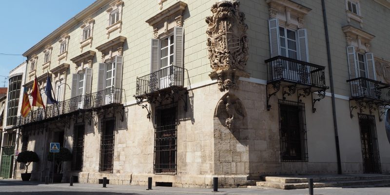 Orihuela aprueba el contrato de alquiler de contenedores de limpieza viaria