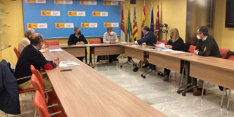 Orihuela mantiene una reunión de trabajo con la CHS