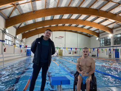 Albatera presenta una nueva plataforma de salto en su piscina cubierta