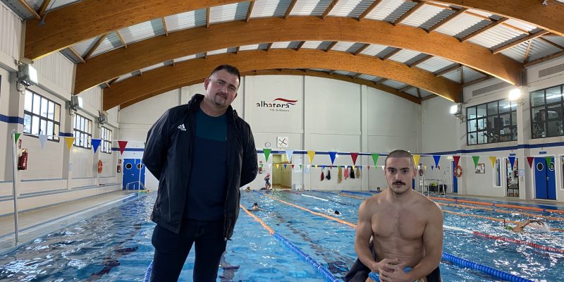 Albatera presenta una nueva plataforma de salto en su piscina cubierta