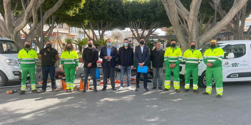 Cox presenta el nuevo equipo de Parques y Jardines y expone su flota