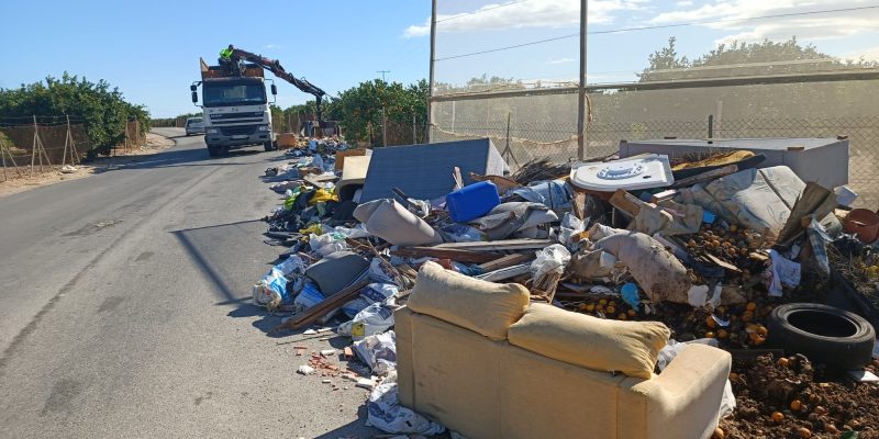 Orihuela retira escombros y enseres de caminos agrícolas