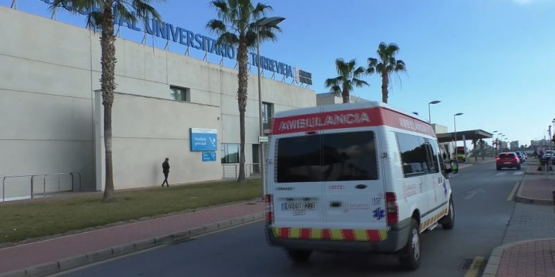 El SAMU asiste a un hombre tras caer de un cuarto piso en Pilar y a un ciclista en Torrevieja