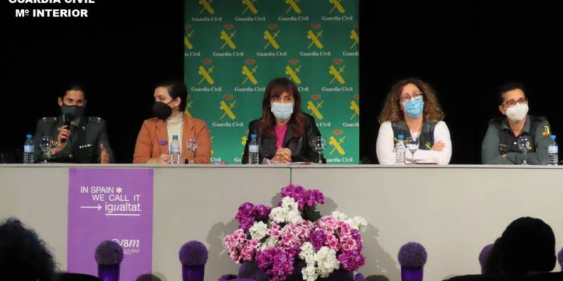 La Guardia Civil celebra una mesa redonda por el 8M en Los Montesinos