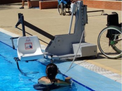 Torrevieja adquiere una silla elevadora para utilizar en piscinas