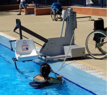 Torrevieja adquiere una silla elevadora para utilizar en piscinas