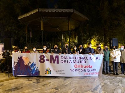 Orihuela congrega a cientos de personas en la marcha por la igualdad