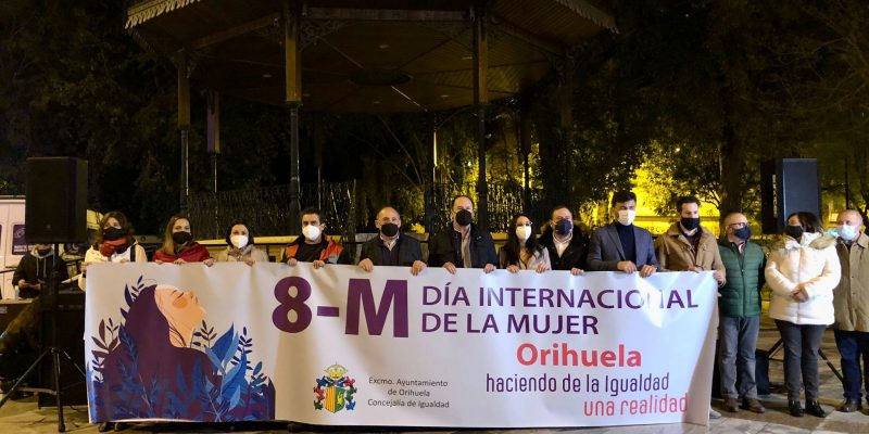 Orihuela congrega a cientos de personas en la marcha por la igualdad