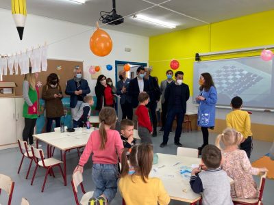 Marzà visita un colegio de Torrevieja que acoge alumnos de Ucrania