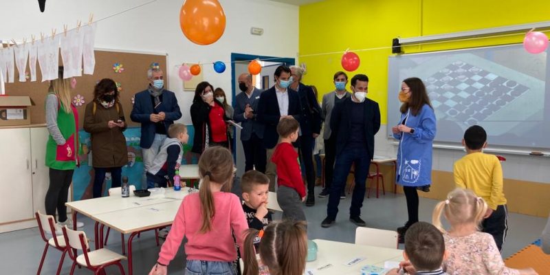 Marzà visita un colegio de Torrevieja que acoge alumnos de Ucrania