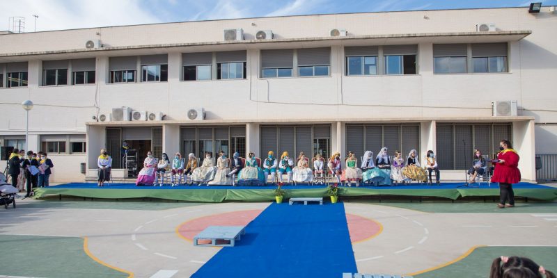 El colegio de Hurchillo celebra un acto de pleitesía de las Fallas