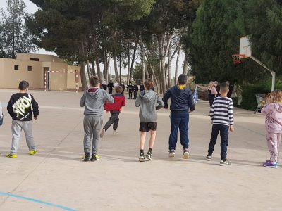 La alcachofa y las tradiciones llegan a los colegios de Almoradí