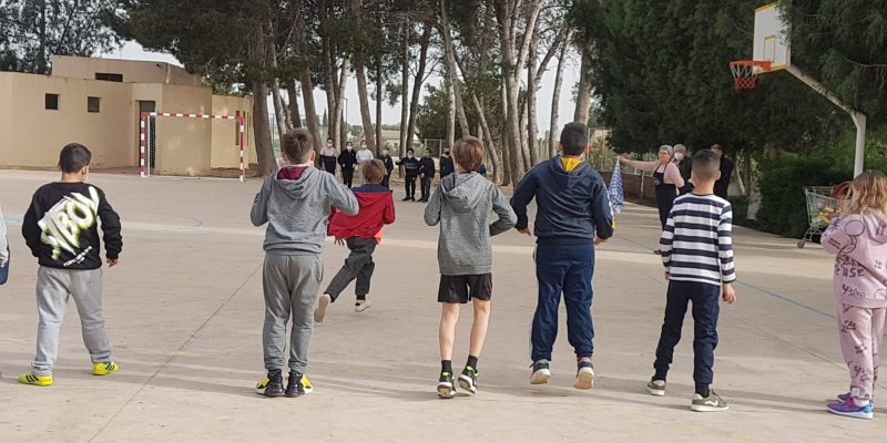 La alcachofa y las tradiciones llegan a los colegios de Almoradí