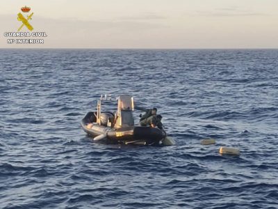 La Guardia Civil localiza en el mar 26 fardos de hachís