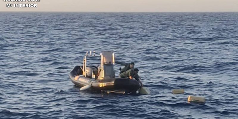 La Guardia Civil localiza en el mar 26 fardos de hachís