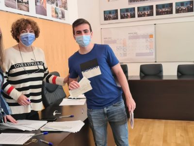 Las Becas al Transporte Universitario en Bigastro benefician a 100 jóvenes