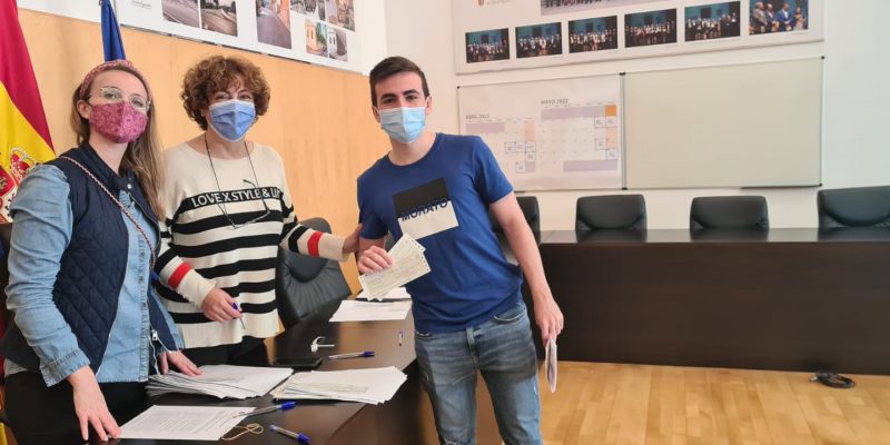 Las Becas al Transporte Universitario en Bigastro benefician a 100 jóvenes