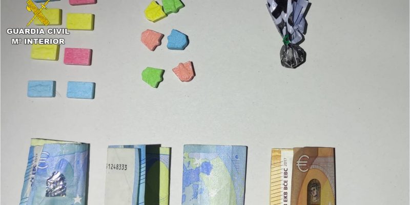 Detienen a dos personas por presunta venta de droga en Almoradí