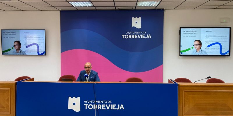 Presentan en Torrevieja el periodo de admisición escolar 2022/2023