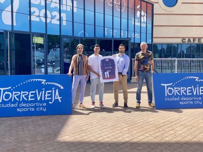 El ciclista Manuel Peñalver entrega un mallot dedicado a Torrevieja