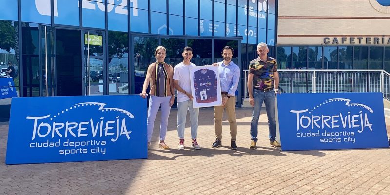 El ciclista Manuel Peñalver entrega un mallot dedicado a Torrevieja