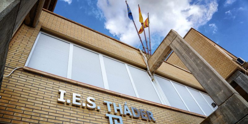 Cambiemos denuncia que Doalco, con la complicidad del PP, lleva años parasitando las arcas municipales y ahora quiere abandonar a la comunidad educativa del IES Tháder, debido a la licitación de hasta el 20% menos con respecto al presupuesto del Consell