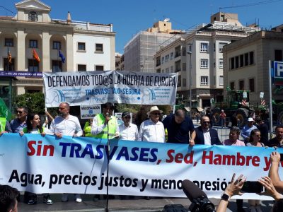 El Grupo Municipal del Partido Popular reclama el agua necesaria para Orihuela en la concentración celebrada hoy en Alicante El exalcalde de Orihuela, Emilio Bascuñana, y los concejales del Grupo Municipal del Partido Popular han participado esta mañana en la concentración convocada por los sindicatos agrarios en Alicante en apoyo al Trasvase Tajo-Segura, demostrando una vez más “nuestro compromiso en la defensa del agua y en los derechos de nuestros agricultores, ante los ataques del Gobierno de Sánchez que sigue en su empeño de ahogar a nuestra agricultura”. En este sentido Emilio Bascuñana ha manifestado también que “no podemos consentir que el Gobierno socialista y podemita acabe con las cosechas de nuestros agricultores, maltratando a nuestra comarca, impidiendo que llegue el agua necesaria para su supervivencia”. Asimismo, el edil Víctor Valverde, que hasta el pasado mes de abril fue concejal de Agricultura del Ayuntamiento de Orihuela, ha recordado que “siempre hemos estado del lado de los regantes, exigiendo lo necesario para garantizar que puedan seguir trabajando, pese a encontrarse en una situación crítica como la de ahora en la que necesitan el agua que los socialistas no les hacen llegar, y aguantando salidas de tono como las de la alcaldesa de Toledo recientemente”. Tanto Bascuñana como Valverde han insistido en que “el Partido Popular siempre velará por nuestra agricultura, y estar hoy aquí en Alicante respaldando masivamente a nuestros regantes es una muestra más de que nuestro compromiso con ellos es firme, no como el de Ximo Puig y la alcaldesa de Orihuela, Carolina Gracia, que nunca ha asistido a una manifestación como esta porque nunca se ha interesado por defender a nuestros agricultores”. De esta manera el Grupo Municipal del Partido Popular ha acompañado a los regantes de Orihuela y de la Vega Baja en esta concentración que ha tenido lugar a las 11 de la mañana.