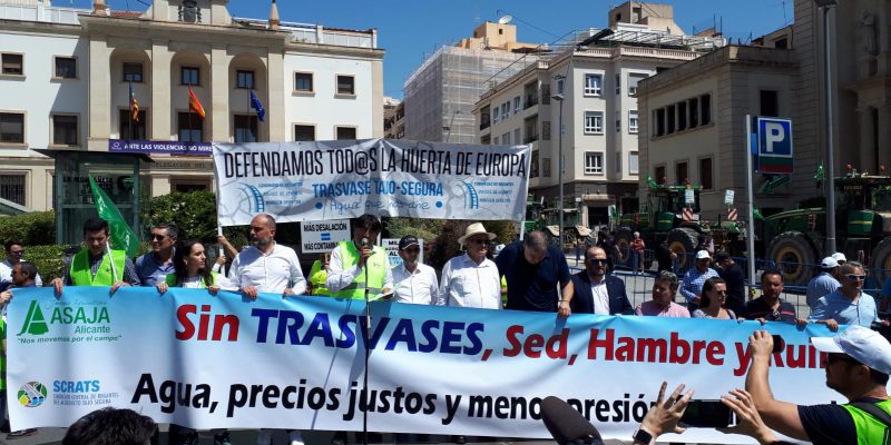El Grupo Municipal del Partido Popular reclama el agua necesaria para Orihuela en la concentración celebrada hoy en Alicante El exalcalde de Orihuela, Emilio Bascuñana, y los concejales del Grupo Municipal del Partido Popular han participado esta mañana en la concentración convocada por los sindicatos agrarios en Alicante en apoyo al Trasvase Tajo-Segura, demostrando una vez más “nuestro compromiso en la defensa del agua y en los derechos de nuestros agricultores, ante los ataques del Gobierno de Sánchez que sigue en su empeño de ahogar a nuestra agricultura”. En este sentido Emilio Bascuñana ha manifestado también que “no podemos consentir que el Gobierno socialista y podemita acabe con las cosechas de nuestros agricultores, maltratando a nuestra comarca, impidiendo que llegue el agua necesaria para su supervivencia”. Asimismo, el edil Víctor Valverde, que hasta el pasado mes de abril fue concejal de Agricultura del Ayuntamiento de Orihuela, ha recordado que “siempre hemos estado del lado de los regantes, exigiendo lo necesario para garantizar que puedan seguir trabajando, pese a encontrarse en una situación crítica como la de ahora en la que necesitan el agua que los socialistas no les hacen llegar, y aguantando salidas de tono como las de la alcaldesa de Toledo recientemente”. Tanto Bascuñana como Valverde han insistido en que “el Partido Popular siempre velará por nuestra agricultura, y estar hoy aquí en Alicante respaldando masivamente a nuestros regantes es una muestra más de que nuestro compromiso con ellos es firme, no como el de Ximo Puig y la alcaldesa de Orihuela, Carolina Gracia, que nunca ha asistido a una manifestación como esta porque nunca se ha interesado por defender a nuestros agricultores”. De esta manera el Grupo Municipal del Partido Popular ha acompañado a los regantes de Orihuela y de la Vega Baja en esta concentración que ha tenido lugar a las 11 de la mañana.