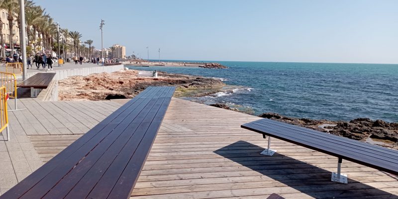 Torrevieja realiza trabajos de conservación en Juan Aparicio y Avenida de los Marineros