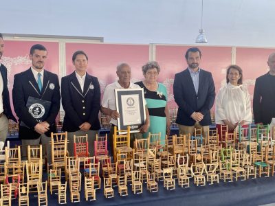 Un torrevejense consigue el Récord Guinness de sillas en miniatura