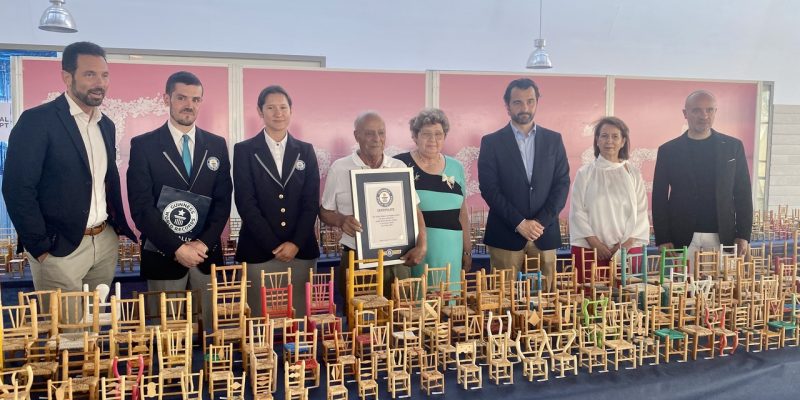 Un torrevejense consigue el Récord Guinness de sillas en miniatura
