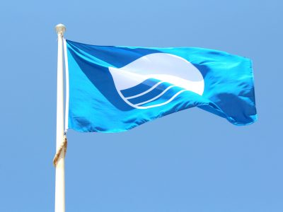 Torrevieja renueva sus seis banderas azules de las playas