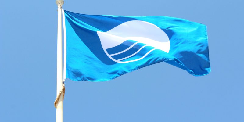 Torrevieja renueva sus seis banderas azules de las playas