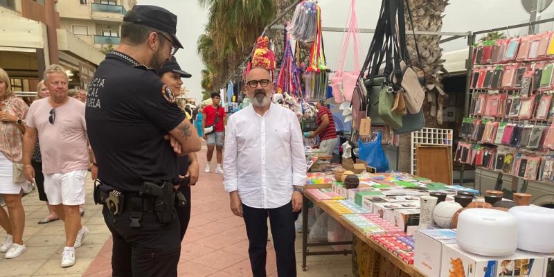Orihuela regulariza el mercadillo artesanal de Aguamarina en la costa