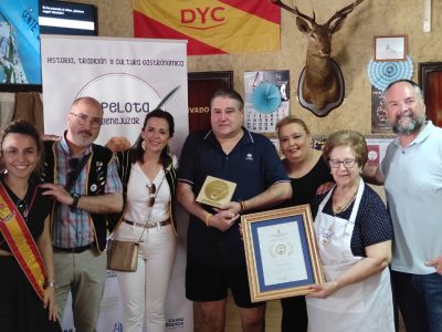Los dos bares más antiguos de Benejúzar reciben la Pelota de Oro