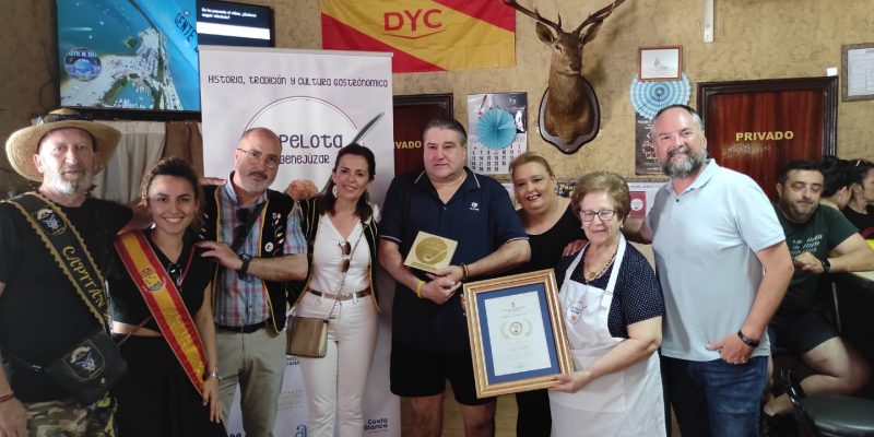 Los dos bares más antiguos de Benejúzar reciben la Pelota de Oro