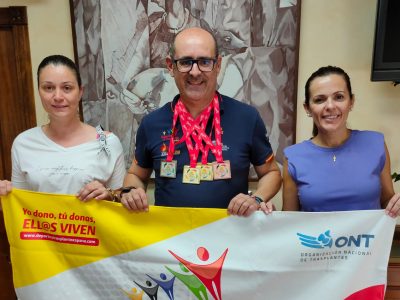 El deportista Ricardo García dona una de sus medallas de oro Benejúzar