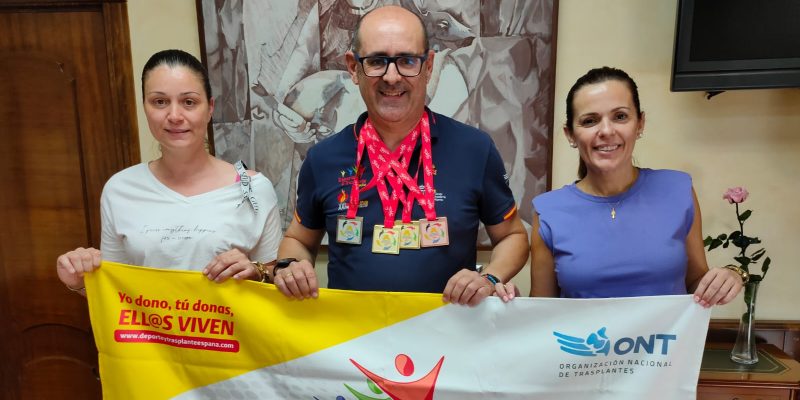 El deportista Ricardo García dona una de sus medallas de oro Benejúzar