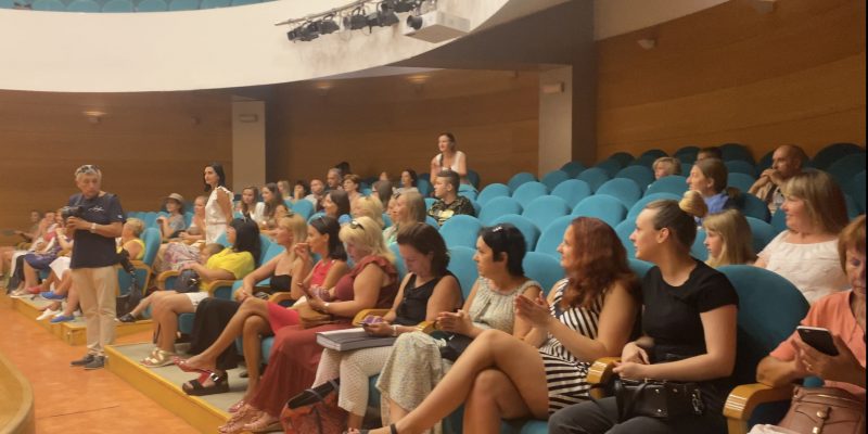 Torrevieja entrega los diplomas a los 120 ucranianos que han hecho el curso de español