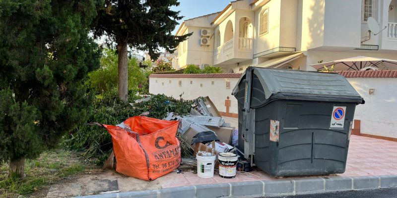 El PP denuncia la acumulación de basura y enseres en Orihuela Costa