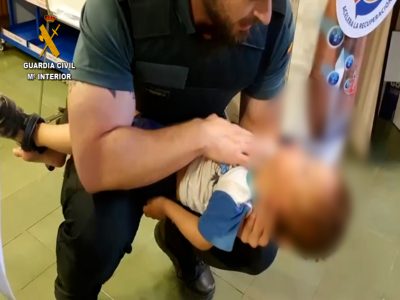 La Guardia Civil salva la vida a un niño a punto de asfixiarse en Almoradí