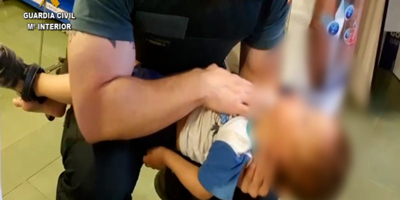 La Guardia Civil salva la vida a un niño a punto de asfixiarse en Almoradí
