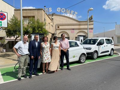 ha puesto en marcha infraestructuras de carga en dos puntos de la localidad, en la Avenida Príncipe de España y en la Plaza José Canales, compuestas por dos cargadores de 50 kW y uno de uso doble de 44 kW respectivamente, que van a permitir la carga simultánea de hasta cuatro automóviles durante las 24 horas del día